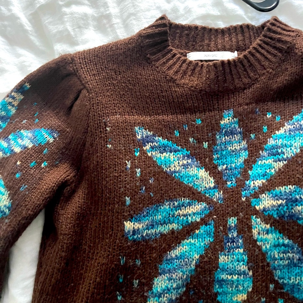 70degreesfarenheight/21degreescelcius brown sweater with aqua flower